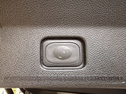 Used 2017 Ford Explorer XLT w/ Equipment Group 202A image 9