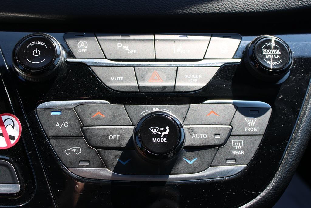 Used 2025 Chrysler Pacifica Select FWD image 45