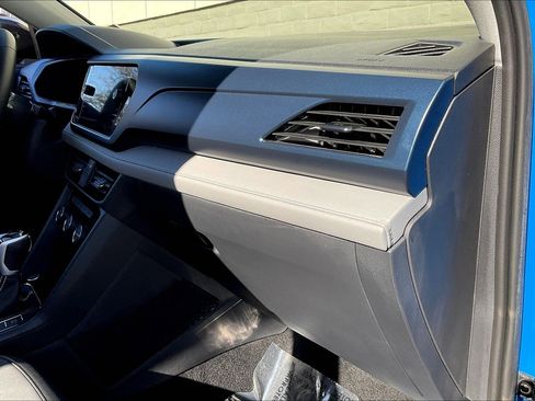 Certified 2024 Volkswagen Taos SE image 16