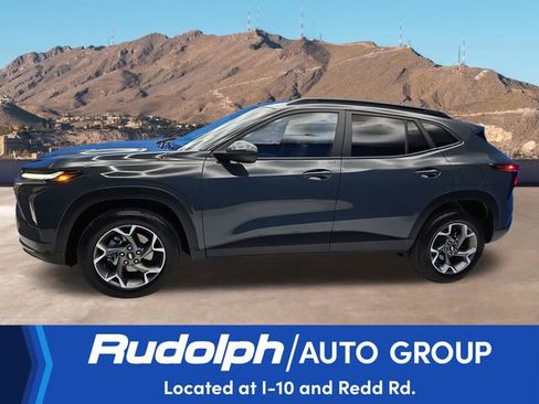 Used 2025 Chevrolet Trax LT FWD image 2