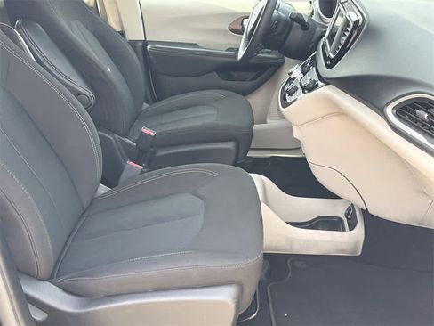 Used 2023 Chrysler Voyager LX image 12