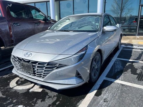 Used 2023 Hyundai Elantra SEL image 3