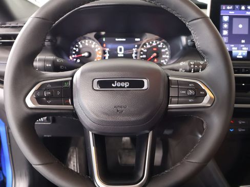Used 2026 Jeep Compass Latitude AWD/4WD image 3