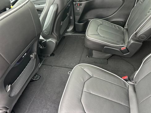 New 2026 Chrysler Pacifica Limited image 12