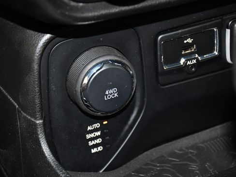 Used 2015 Jeep Renegade Latitude w/ Cold Weather Group II AWD/4WD image 31