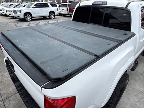 Used 2017 Toyota Tacoma SR5 w/ Tow Package RWD image 46