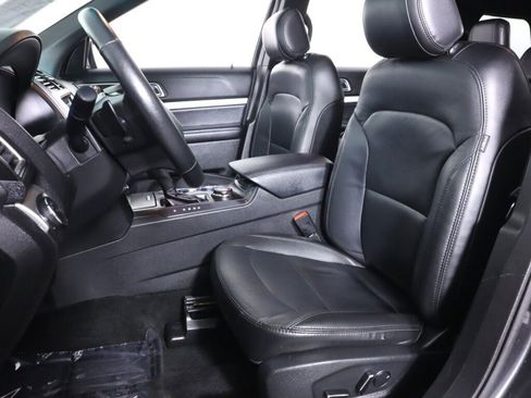 Used 2017 Ford Explorer XLT w/ Equipment Group 202A AWD/4WD image 33