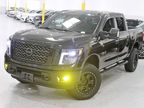 Used 2018 Nissan Titan SV w/ SV Convenience Package image 5