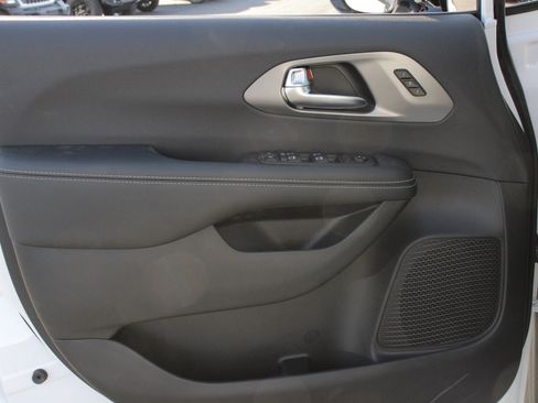 New 2026 Chrysler Pacifica Select image 6