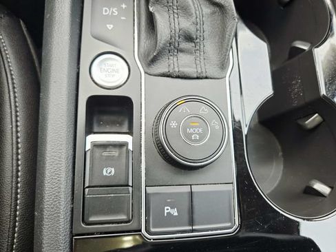 Used 2019 Volkswagen Atlas SEL AWD/4WD image 32