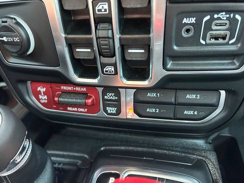 Used 2025 Jeep Gladiator Rubicon w/ Safety Group AWD/4WD image 41
