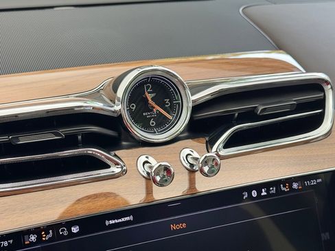 Used 2025 Bentley Bentayga image 23