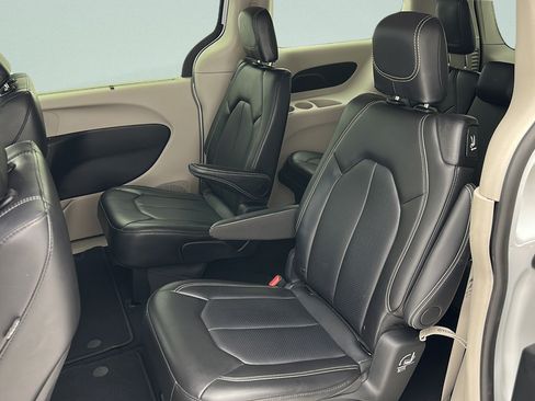 Used 2024 Chrysler Pacifica Touring-L FWD image 13