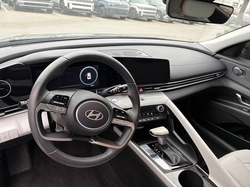 Certified 2025 Hyundai Elantra Limited FWD image 9