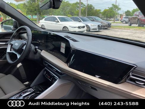 Used 2025 Audi Q5 Premium w/ Convenience Package image 18