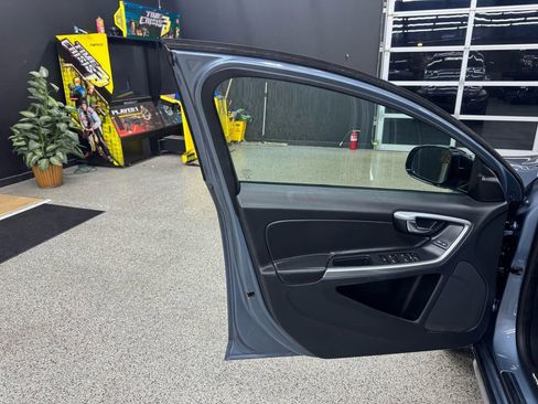 Used 2018 Volvo V60 T5 Cross Country w/ Convenience Package image 9