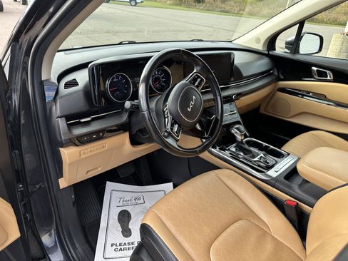 Used 2022 Kia Carnival EX image 23