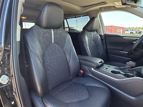 Used 2024 Toyota Highlander XLE image 36