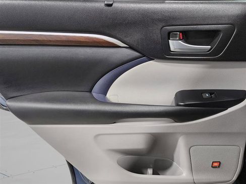 Used 2015 Toyota Highlander Limited w/ Driver Technology Package image 27