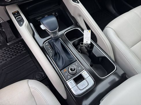 Used 2024 Kia Telluride EX w/ EX Captain's Chair Package image 22