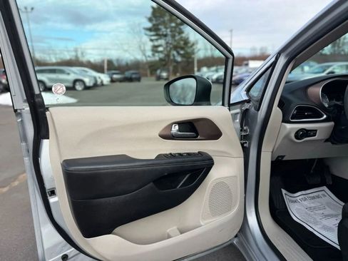 Used 2023 Chrysler Voyager LX FWD image 9