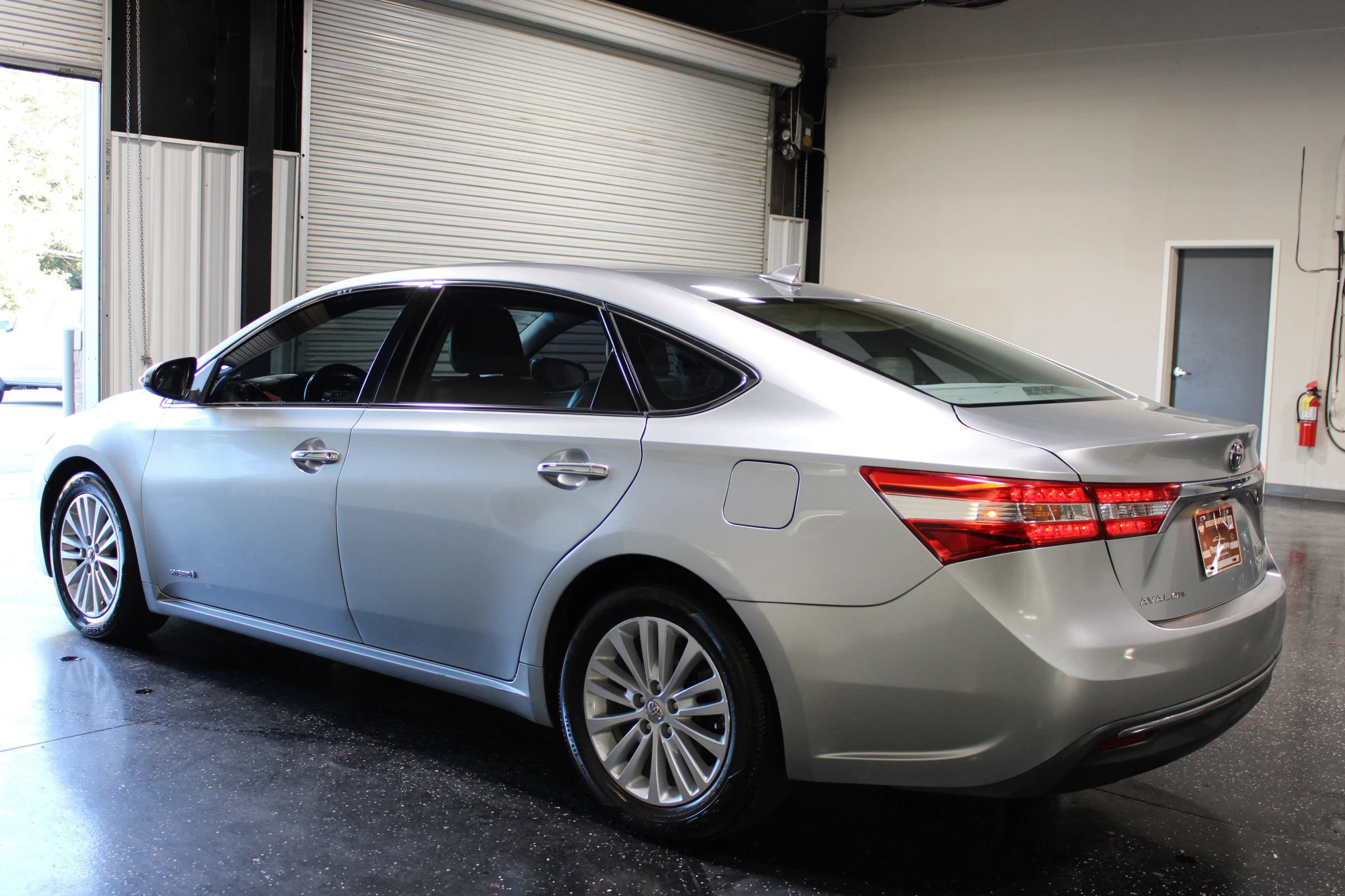 Used 2015 Toyota Avalon Limited w/ Technology Package FWD image 5