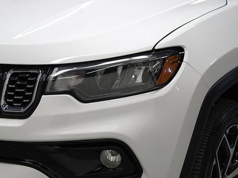 Certified 2025 Jeep Compass Limited AWD/4WD image 35
