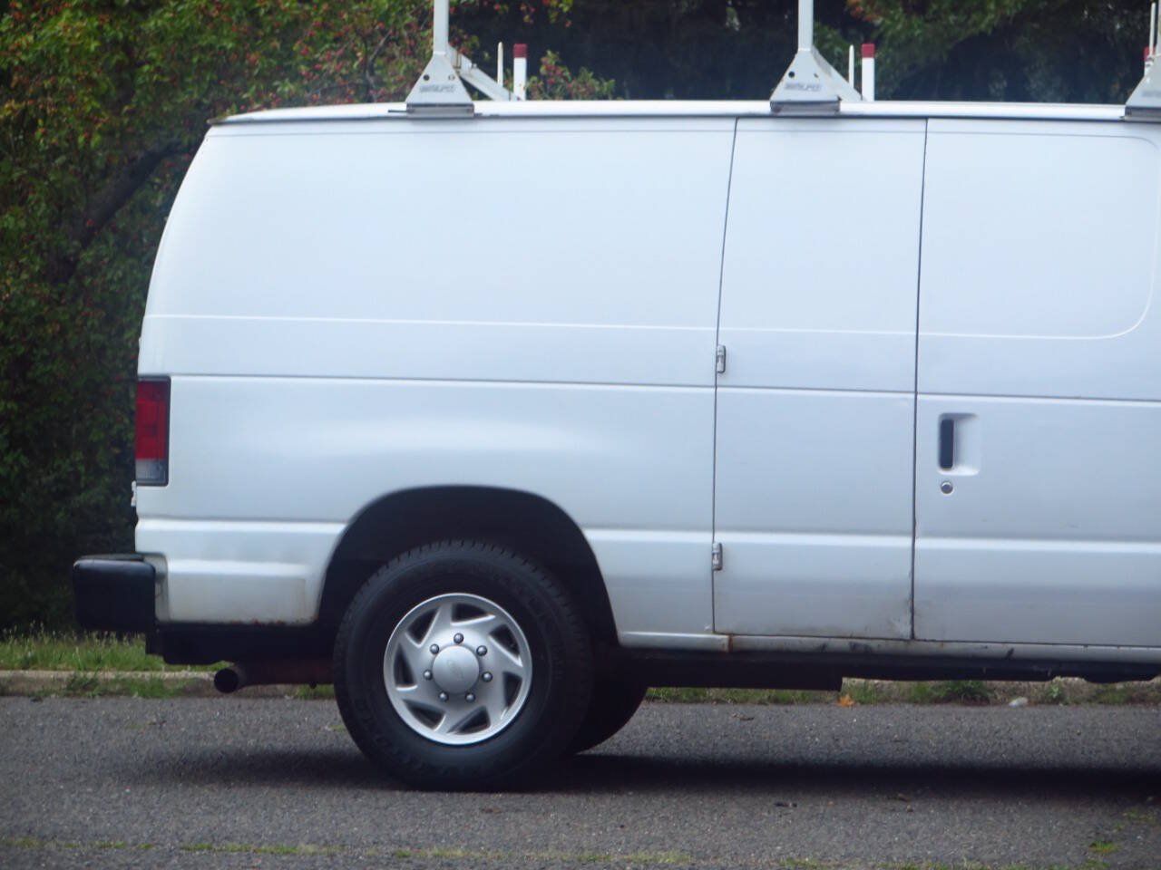 Used 2013 Ford E-250 and Econoline 250 w/ Commercial Cargo Van Pkg RWD image 21