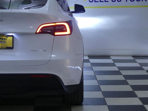 Used 2023 Tesla Model Y AWD image 30
