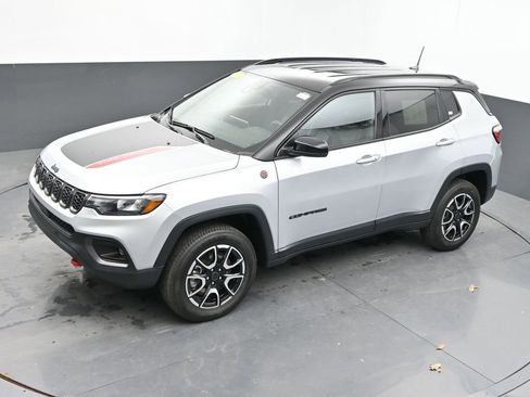 Used 2025 Jeep Compass Trailhawk AWD/4WD image 40