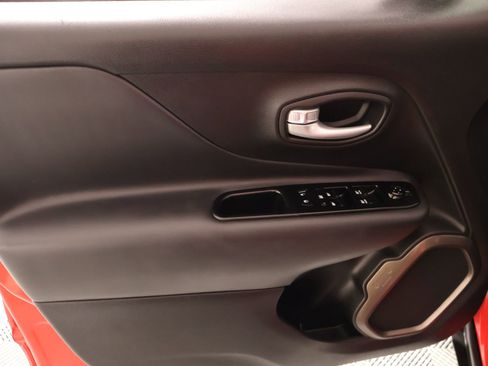 Used 2023 Jeep Renegade Latitude AWD/4WD image 16