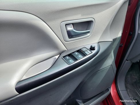 Used 2018 Toyota Sienna LE image 23