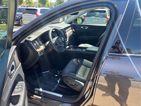 Used 2023 Volvo XC60 B5 Plus AWD/4WD image 13