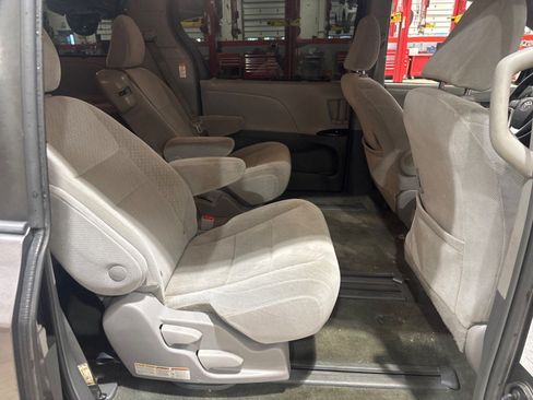 Used 2018 Toyota Sienna LE FWD image 43