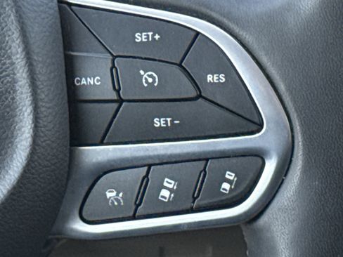 Used 2023 Chrysler Pacifica Touring-L FWD image 19