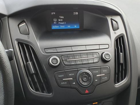 Used 2018 Ford Focus SE w/ SE Appearance Package image 21