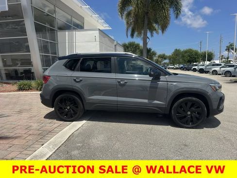 Certified 2024 Volkswagen Taos SE w/ Panoramic Sunroof Package AWD/4WD image 3