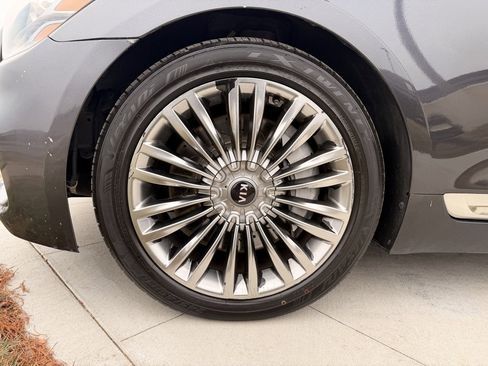 Used 2020 Kia K900 Luxury image 16