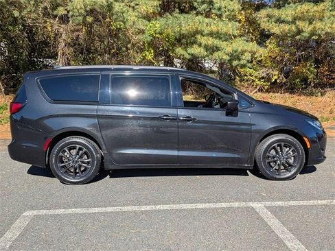 Certified 2020 Chrysler Pacifica Touring-L w/ Advanced Safetytec Group image 7