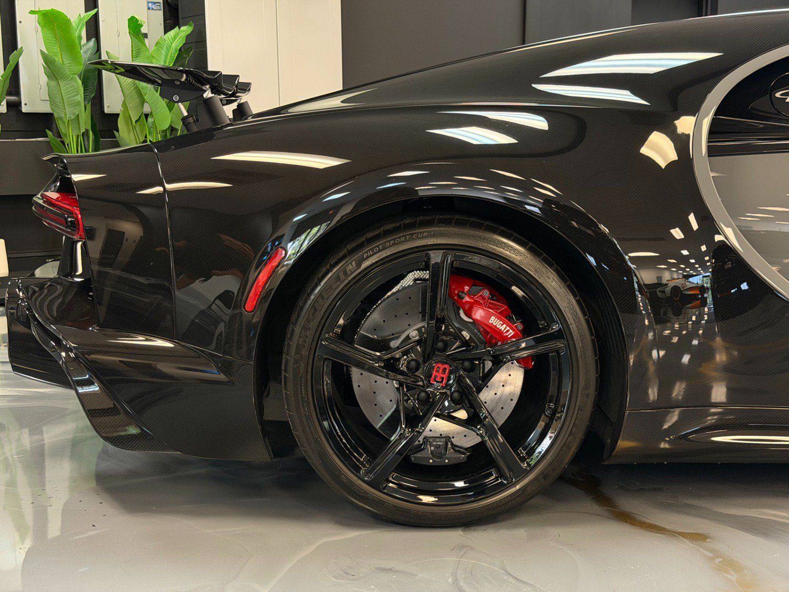 Used 2024 Bugatti Chiron Super Sport AWD/4WD image 15