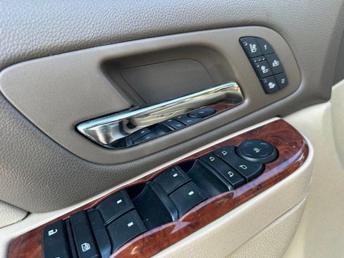 Used 2013 Chevrolet Avalanche LTZ RWD image 3