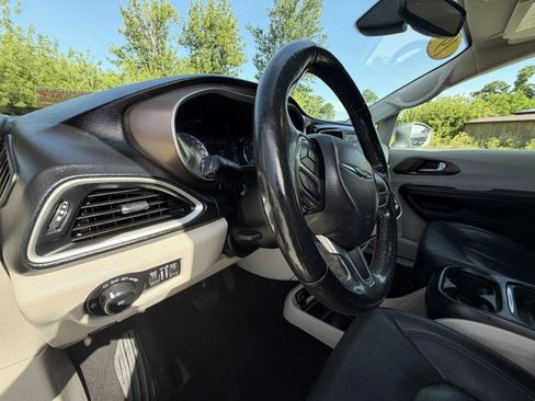 Used 2019 Chrysler Pacifica Touring-L FWD image 10