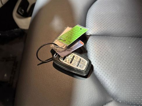 Used 2023 Chrysler Pacifica Touring-L image 29