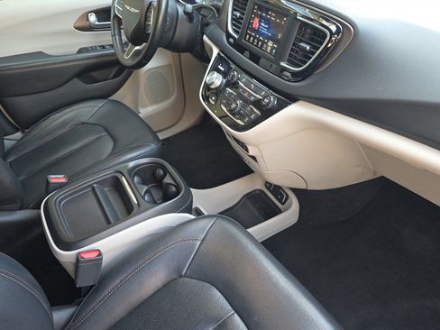 Used 2018 Chrysler Pacifica Touring-L FWD image 16