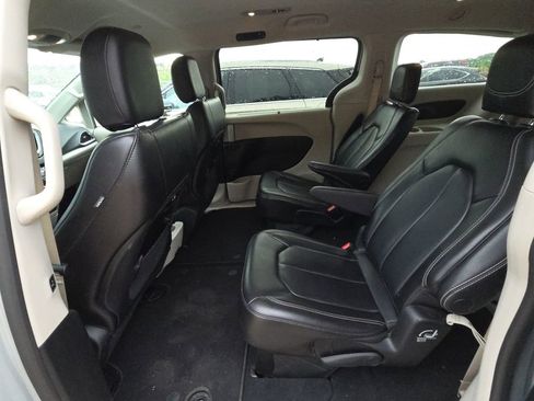 Used 2023 Chrysler Pacifica Touring-L FWD image 12