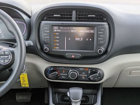 Used 2025 Kia Soul LX w/ LX Technology Package FWD image 16