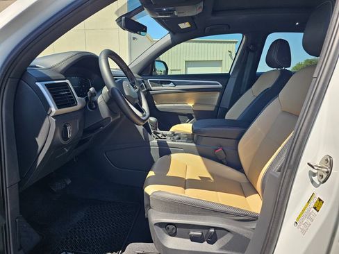 Certified 2023 Volkswagen Atlas Cross Sport SE w/ Panoramic Sunroof Package AWD/4WD image 10