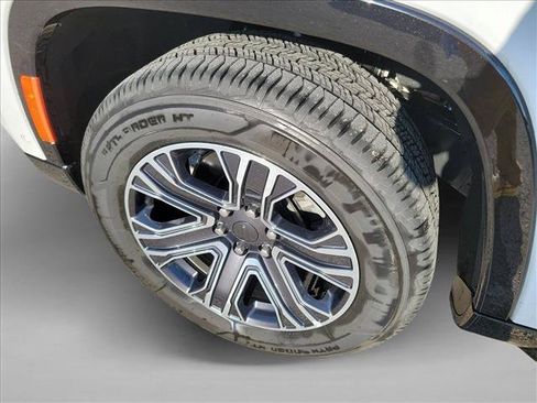 Used 2024 Jeep Wagoneer L Series II w/ Flexible Seating Group RWD image 9