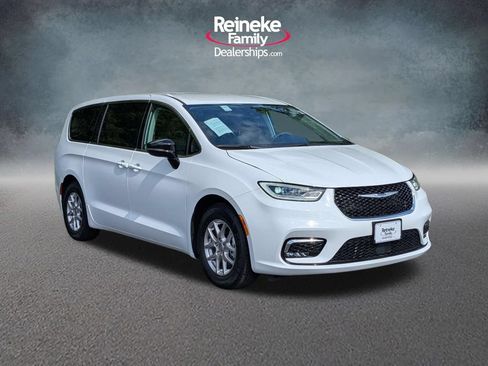 Used 2024 Chrysler Pacifica Touring-L FWD image 3