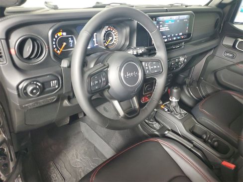 Used 2025 Jeep Wrangler Unlimited Rubicon image 11